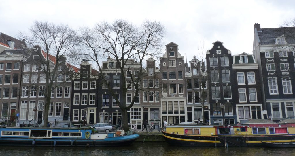 Accéder à la galerie complète (Amsterdam) - Dieu est un fumeur de havanes
